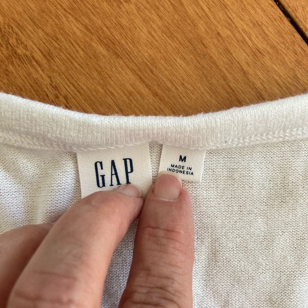 GAP lace-up sleeve l/s t-shirt. Cute & comfy white top. Excellent pre-loved - Picture 4 of 8